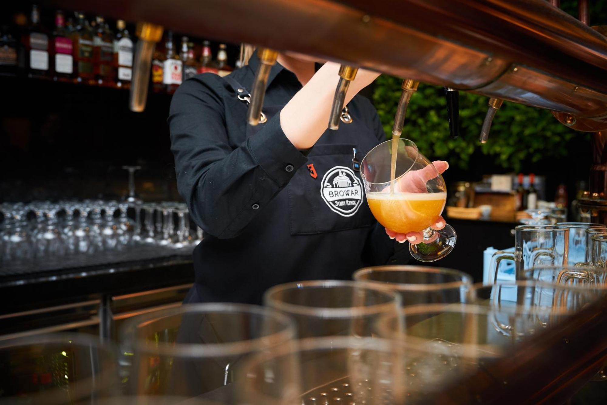Hotel Royal & Spa Bialystok Exterior photo A bartender at work
