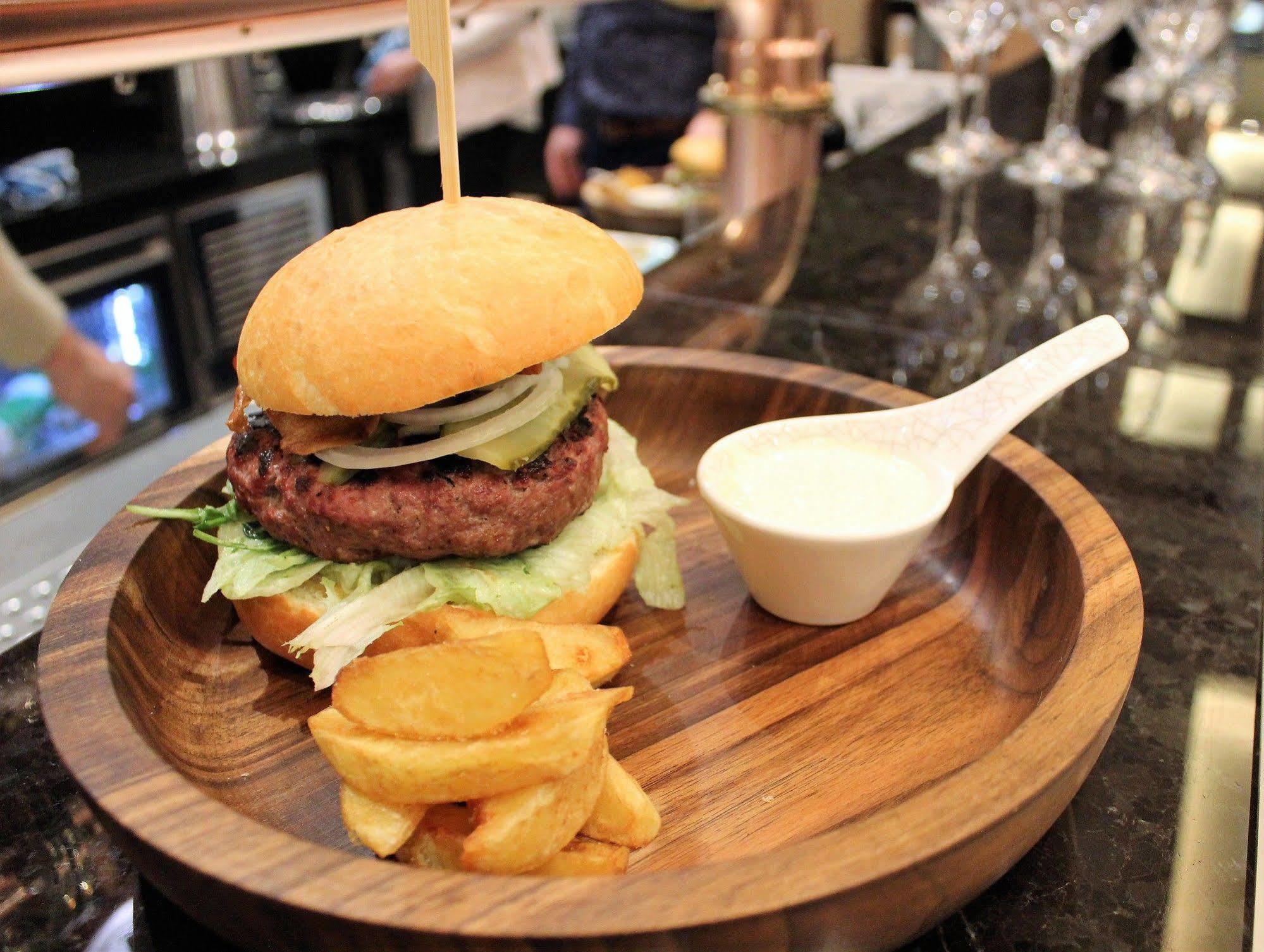 Hotel Royal & Spa Bialystok Exterior photo A burger at the restaurant